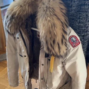 Pjs jacka - använd ungefär 4-5 gånger på ett år, väldigt fint skick & väldigt varm 