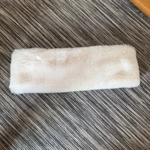 Pannband - Aldrig använt. Från hm i M/L. Fuskpäls.