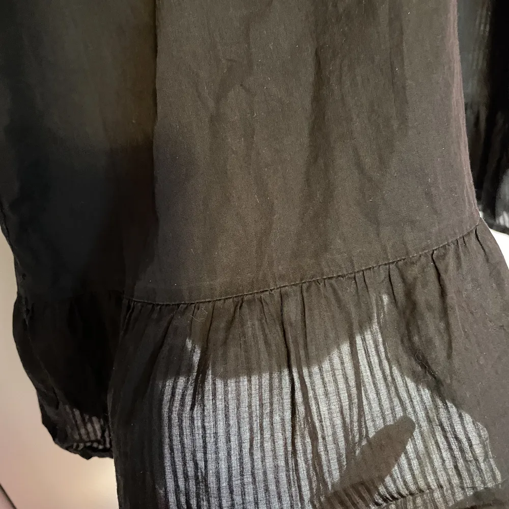 klänning från hm som har blivit för liten. tunnt typ randigt tyg. ett litet hål i fram som man kan se på sista bilden:/. Mekot.