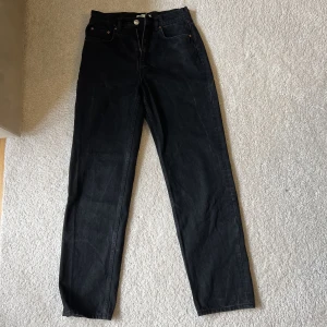 Svarta jeans - Svarta jeans från Gina