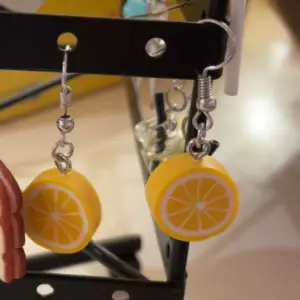 Säljer dessa citron örhängen🍋 för 18 kr💓 det går även att få som halsband och armband🌻 då blir det 5 kr dyrare💜