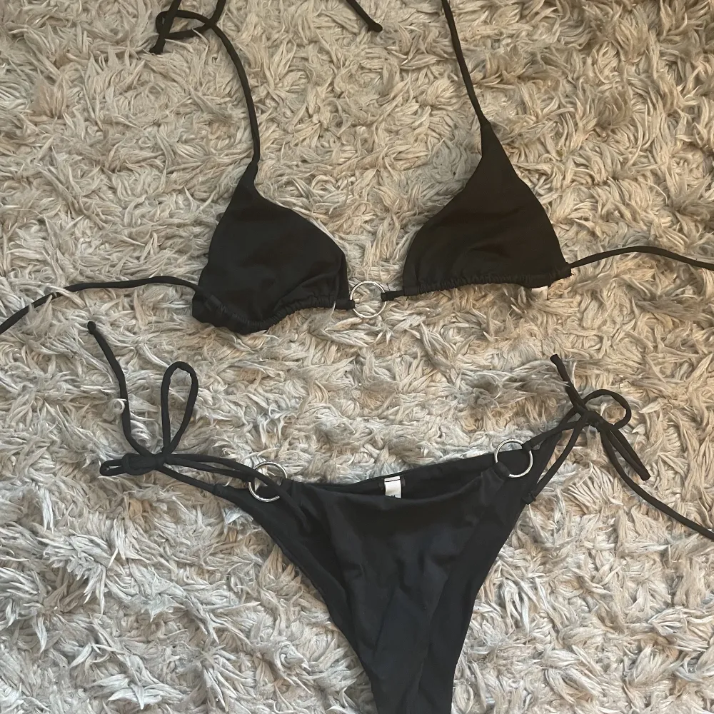 Svart bikini från NA-KD som går att knyta flera varv runt midjan. Storlek M men väldigt liten så mer som en S. Endast testad och tvättad såklart. Köpt för 378 kr + frakt . Övrigt.