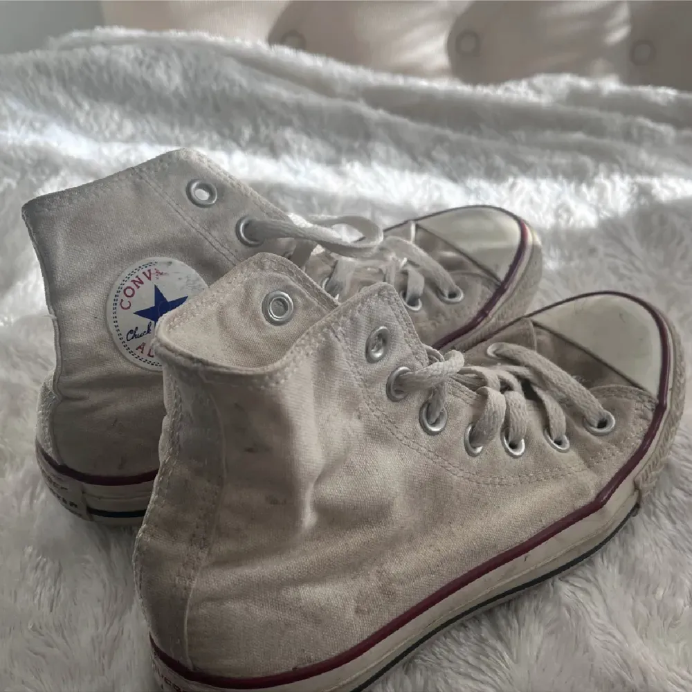 Sjukt snygga Converse tyvärr för små för mig!💕. Kengät.