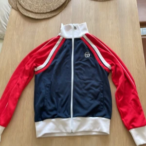 Sergio Tacchini -  Sergio Tacchini fleecetröja i väldigt gott skick! Använd ca 4 gånger! Storlek: Small  Nypris 1000kr 