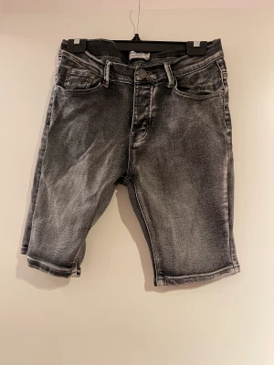 Jeansshorts - Jeansshorts i fint skick  Fickor på både fram och baksida