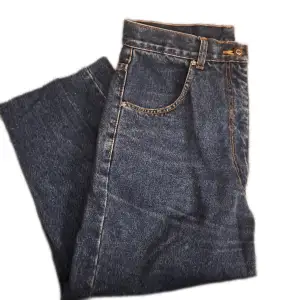 Jeans som blivit avklippta. Kan klippas ännu kortare till shorts. Uppskattad storlek M. 💖 Pris är diskuterbart vid snabb affär. Vid funderingar skicka gärna pm. 😊