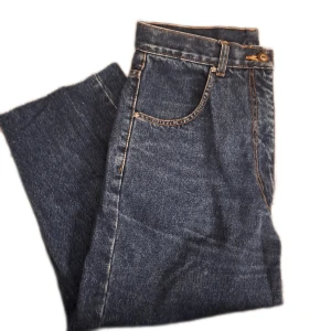 Avklippta jeans - Jeans som blivit avklippta. Kan klippas ännu kortare till shorts. Uppskattad storlek M. 💖 Pris är diskuterbart vid snabb affär. Vid funderingar skicka gärna pm. 😊