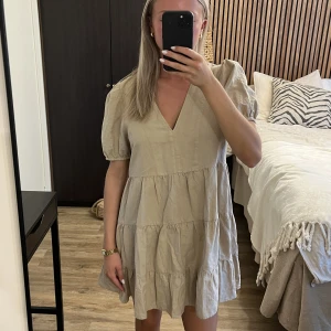 Klänning - Jätte söt klänning i en beige färg med puffärmar💕