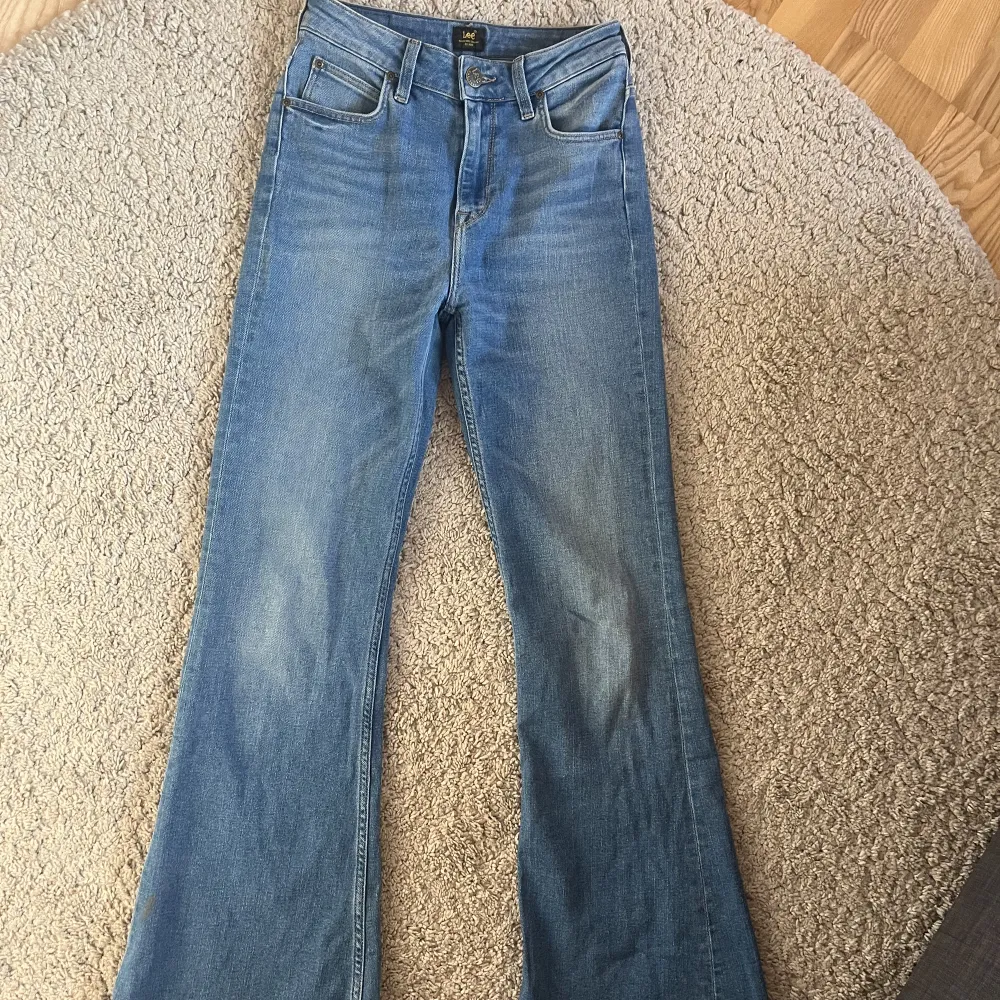 Bootcut jeans från Lee i mycket fint skick! Storlek W25 L31 ✨. Jeans & Byxor.