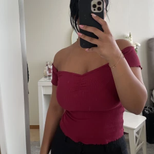 Röd topp - Röd off shoulder topp med väldigt stretchigt material. Storlek Xs men passar även som S. 