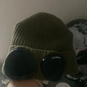 Cp company mössa - Helt ny cp company mössa, den är använd ungefär 3 gånger men har haft den sen vintras. Inga defekter mm. Priset kan diskutera vid snabb affär. Hör av er för mer info 