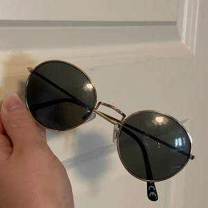 Solglasögon - Runda solglasögon 🦋 hör av er vid minsta intresse eller funderingar 💓 erbjuder paketpris vid köp av flera varor & och lägger inte till någon extra fraktkostnad för ytterligare varor🫶 