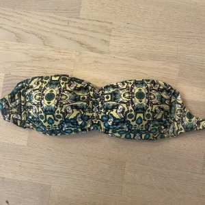 Bikini - En Såå gullig bikini överdel, bandå( utan band), inte säker på storleken men skulle säga XS/S, säljer då den är för liten för mig, är i nyskick😍🩷