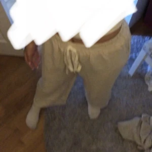 Linnebyxor - Då jag köpt nya kommer inte dessa till användning längre och därför säljer jag dem! Har använt dom ett fåtal gånger förra sommaren, sen dess har de bara legat i garderoben!💜