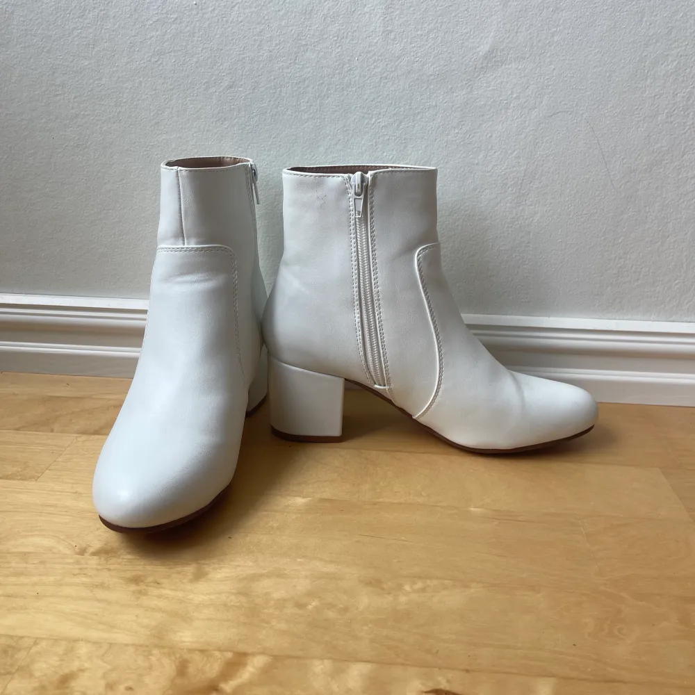 Vita boots köpta på Zalando, klacken är 5 cm hög och de är väldigt rena och aldrig använda.. Skor.