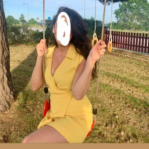 Gul klänning  - Mango. Nyskick.  S Pris 175 kr