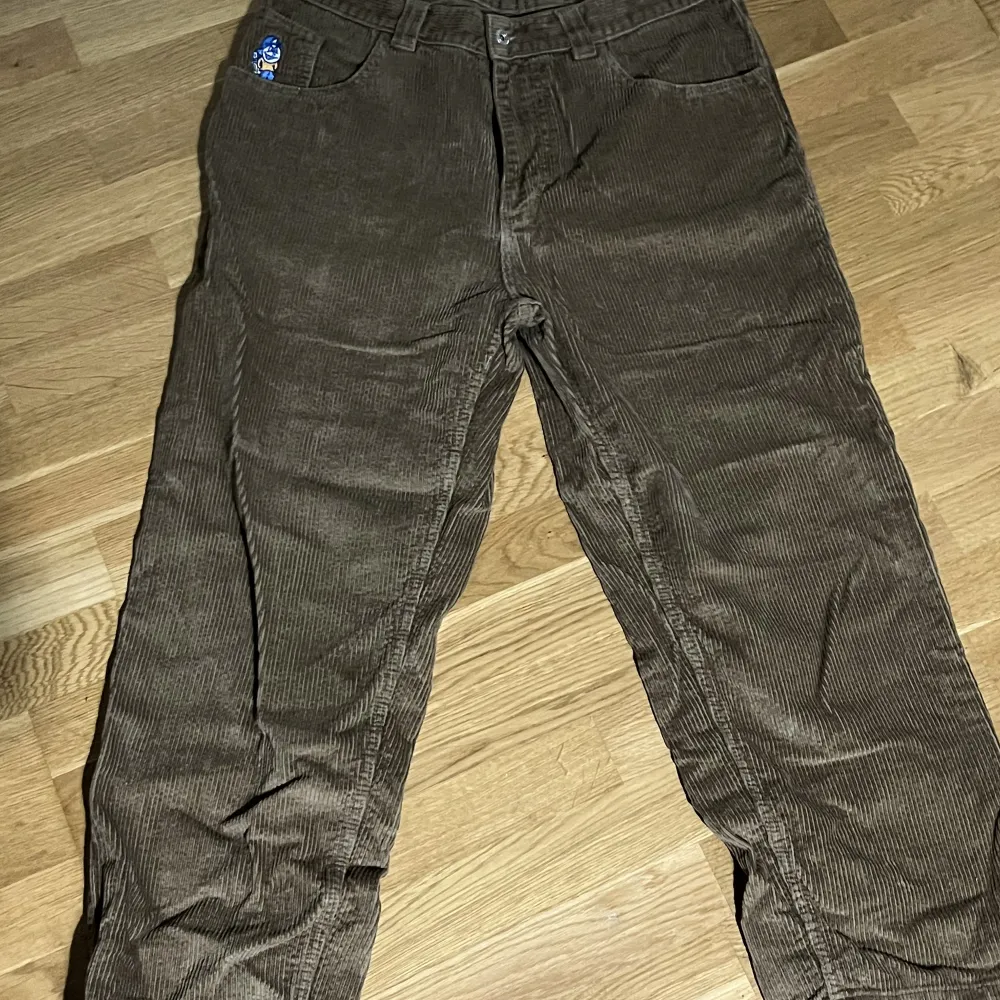 Säljer mina Manchester/corduroy byxor från märket Polar skate co. Byxorna är använda högst 5 gånger. Orginal pris 1350kr. Skriv för eventuella frågor.. Jeans & Byxor.