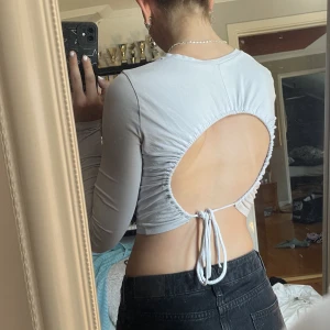 Tröja med öppenrygg - Fin tröja ifrån Gina tricot i stl Xs, säljer eftersom den inte kommer till andvändning💕