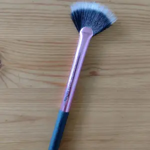 Fan brush från Real Techniques. Bara testad (och rengjord) - har inte fått användning för den. Några små skav på den svarta delen av skaftet. Kan skickas med 1 frimärke (18 kr).