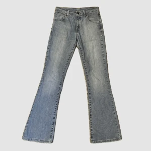 Lowwaist Ljusblå bootcut jeans - Ett par ljusblå lowwaist bootcut jeans🫶 jätte snygga och sköna 🫶dem är stretchiga ‼️