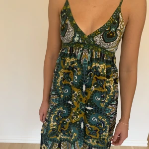 INDISKA Mönstrad Klänning - Jättesöt midiklänning från Indiska som slutar strax under knäna. Säljer då den inte passar 💕 Väldigt bra skick!