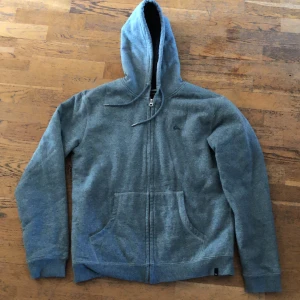 Quicksilver hoodie - Jättefin vintage zipup av märket Quicksilver. Supermysig fodring, bra skick (använd fåtal gånger). Pris kan diskuteras vid snabb affär.