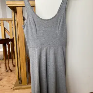 En grå klänning med mjukt och skönt tyg som sitter figurnära. Knappt använd. Storlek S. Pris kan diskuteras