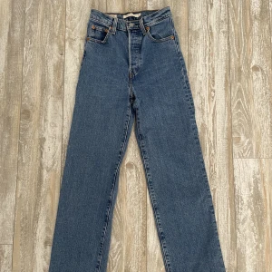Levis jeans  - Säljer mina favorit jeans då dem inte passar längre, dem är i väldigt fint skick. Är ett par raka Levis i modellen ribcage