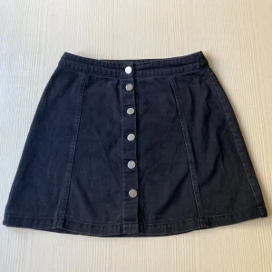 Svart kjol - H&M - Svart kjol med knappar från H&M, storlek 36. 