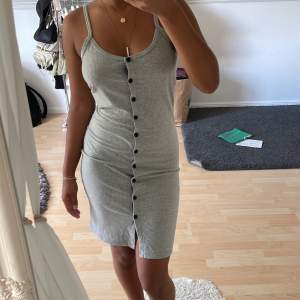Säljer denna superfina grå klänningen då den ej används, är från NOISY MAY❤️ köparen står för frakten🫶🏽