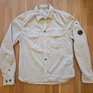 CP Company overshirt - Jag säljer en ny CP Company overshirt I bästa skick. Endast testad. Självklart original, går att bekräfta med CLG kod. Alla lappar följer med.