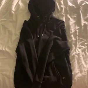 Jack & Jones hoddie - Svart basic snygg hoddie. Storlek S