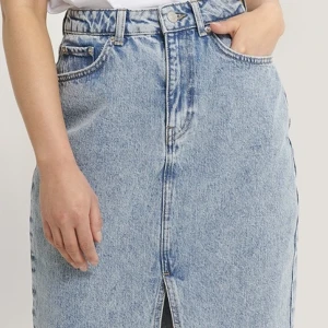 Denimkjol med slits fram  - Aldrig använd och köpt för 439kr