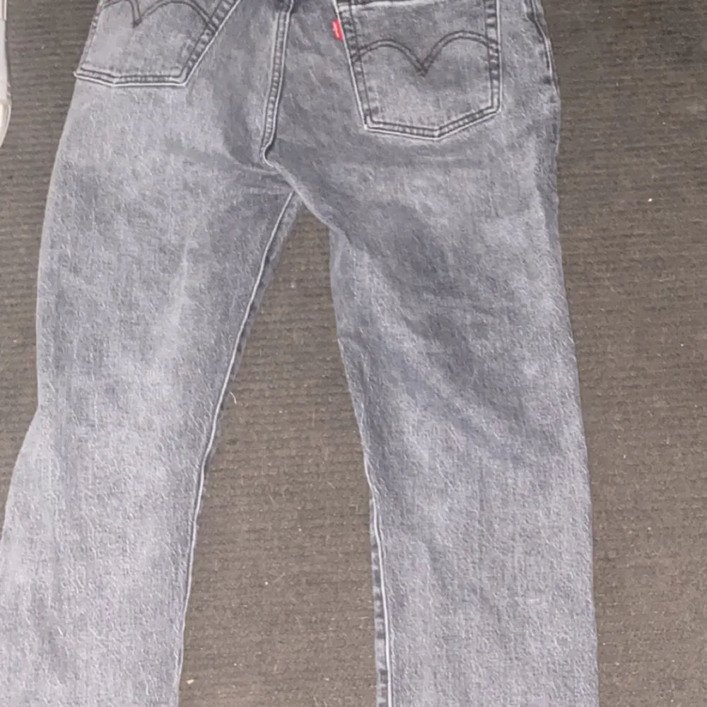 Levis mörkgrå 501  Storlek W28 L28 men känns som W30  Skick: 10/10 nyköpta passa inte mig . Jeans & Byxor.