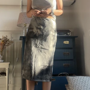 Tiedye midikjol💓 - Köpt secondhand💘 Jag är 170cm och brukar ha S🧿