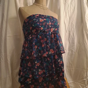 Ärmlös klänning - Str. 38. Pris är diskuterbart vid snabb affär. 😊 Vid funderingar skicka gärna pm. 💖