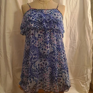 Klänning.  - Str. 158/164 men kan nog passa en xs och s. Pris är diskuterbart vid snabb affär. 💖 Vid funderingar skicka gärna pm.  😊