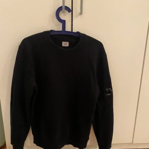Cp Company sweatshirt - Säljer nu min cp company sweatshirt då den inte kommer till användning. Tröjan är i bra skick och är storlek small. Köparen står för frakt