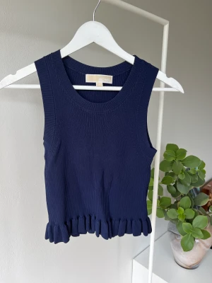 Topp - Mörkblå Michael Kors topp. Perfekt till kostymbyxor eller kjol.