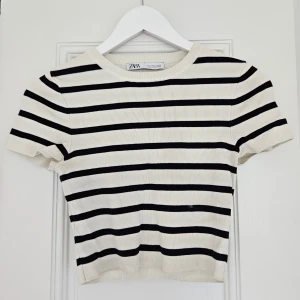 Zara topp - Randig topp från zara i bra skick!💕 stl M men sitter bra på mig som vanligtvis bär S