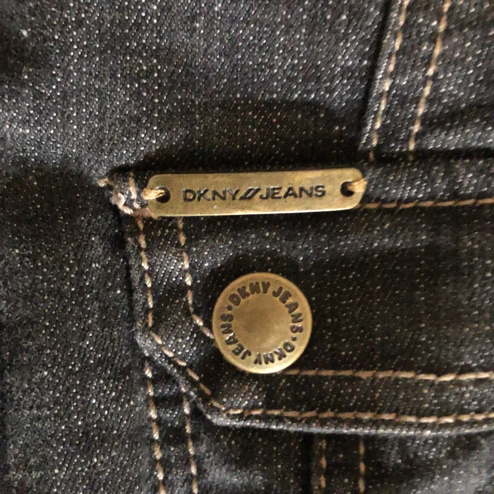 Säljer min väldigt fina DKNY jeans jacka! Den har inga slit och är praktiskt sett nyskick🫶🏼. Jackor.
