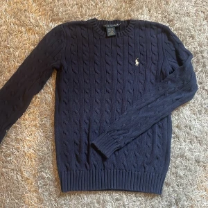 Tröja  - Jätte fin marinblå tröja från Ralph Lauren i nyskick!