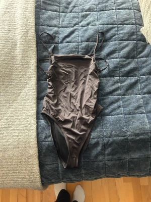 Baddräkt svart - Svart baddräkt aldrig använd, fortfarande plastskyddet kvar. Sitter väldigt fint i ryggen!