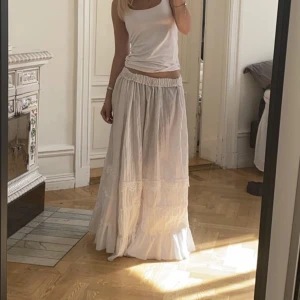 Vit maxikjol - Säljer för 300 eller högsta bud!