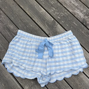 Pyjamas shorts  - Pyjamas shorts från hunkemöller i strl S med söta volang detaljer! Går inte att köpa dessa längre💕 supersköna & precis som nya! Kommer inte att visa dessa på pga de är korta 🤍 använd gärna köp nu!!🤝