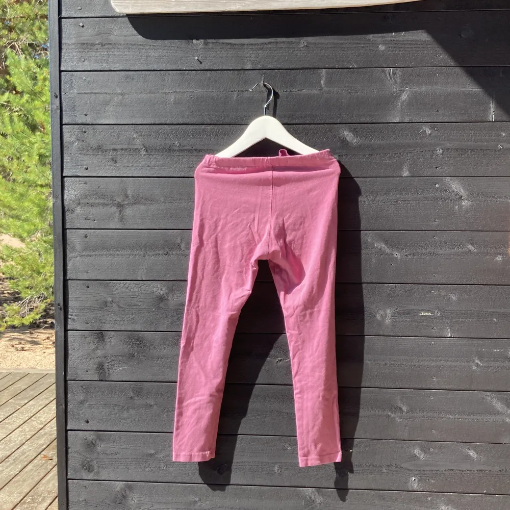 Ett par rosa Polarn och Pyret byxor.. Jeans & Byxor.