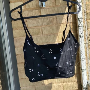 Bikinitopp/crop top (Frakt ingår)  - Helt ny och oanvänd, men testad. Har fått några små pudriga fläckar av det men det borde försvinna i vatten! Toppen är fodrad men inte vadderad och den är lite längre än en ”vanlig” bikinitopp så den kan även användas som kortare linne. Liten i storleken.