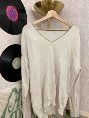 Finstickad tröja - Superfin tröja! Har strl s och den sitter fint overaized på mig. (Behöver strykas) Köpte secondhand. Säljer då den inte kommer till användning längre. Skriv till mig vid intresse 