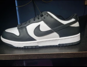 Nike dunks low panda  - Nike dunks low panda passar med allt och kan bäras vid alla möjliga tillfällen. Helt nya och är till både damer som herrar.
