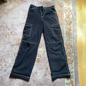 Säljer svarta cargo jeans från h&m för jag använder inte längre. Bra skick och sköna. Lite stor i storleken.❤️
